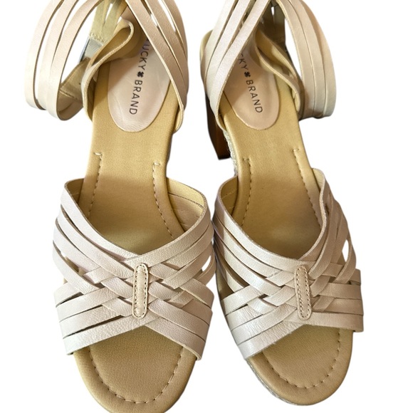 NWOT Lucky Brand ‘Noxa’ Beige Adjustable Strap Wicker Wedge Sandal - Picture 2 of 5